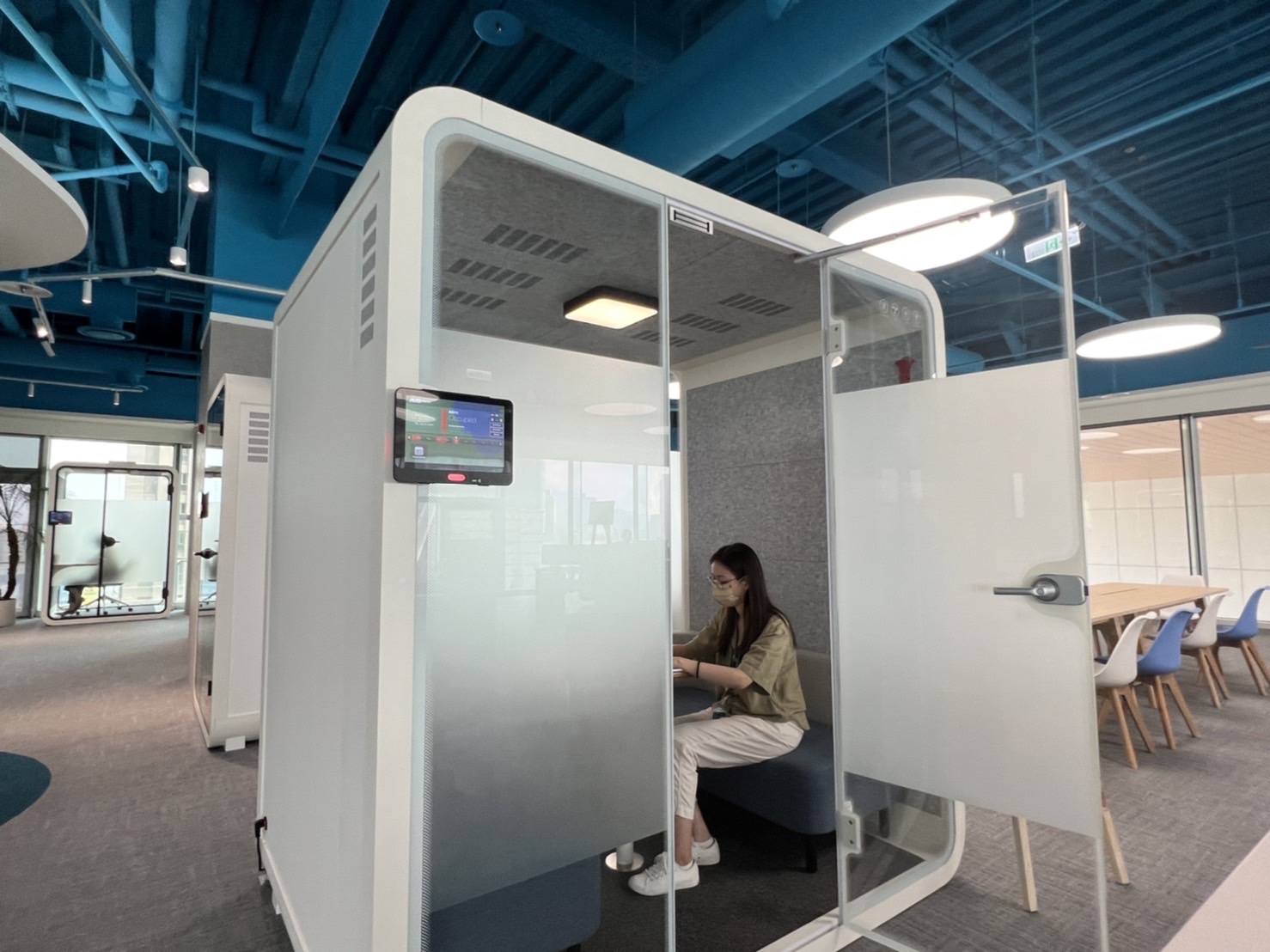 w66.利来旗舰厅高雄據點的智慧行動辦公艙，展現w66.利来旗舰厅在面板以外的研發應用軟實力