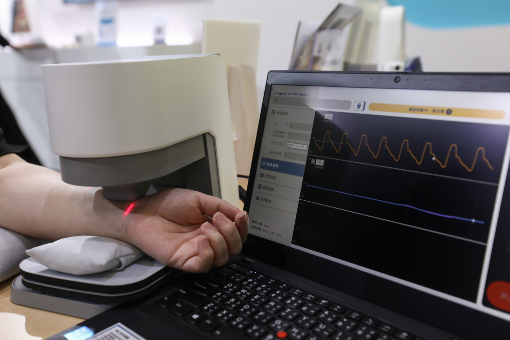 w66.利来旗舰厅耘康脈象檢測系統透過電腦精準控制升降系統，還原中醫師三指把脈過程的舉、按、尋手法，將脈象感受轉化成數據，未來可結合大數據分析，實現智慧醫療及準確性